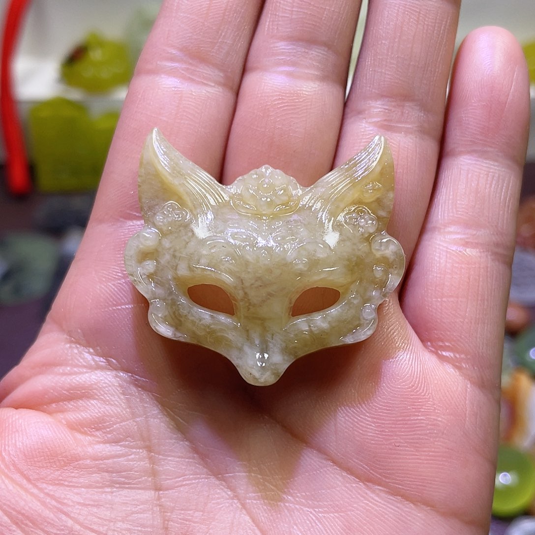 蛇纹石玉颈饰未镶嵌