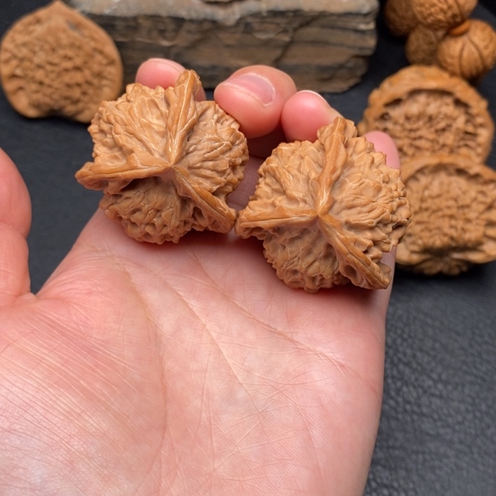 桃核把件染*。尺寸38三棱