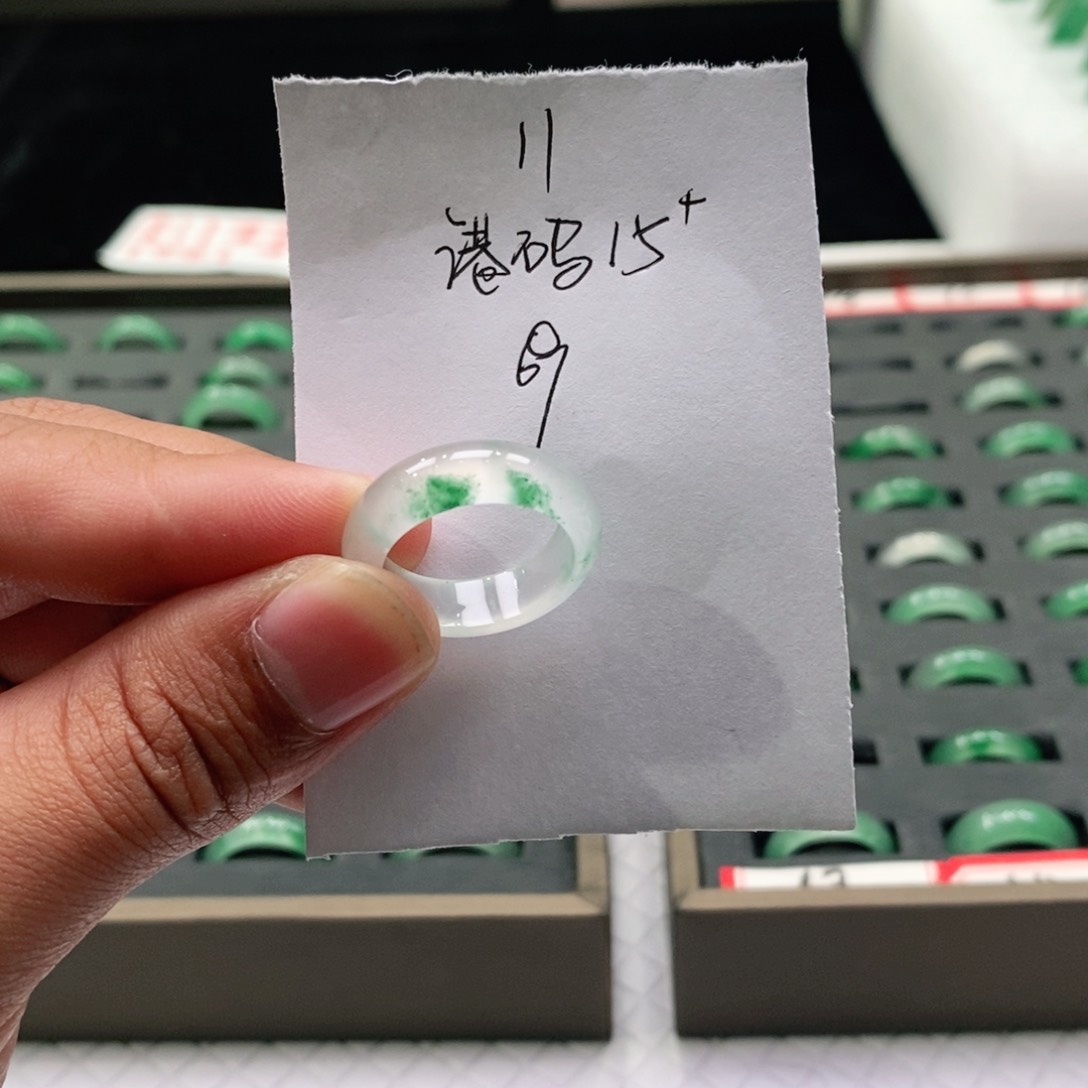 未镶嵌戒圈石英质玉（非洲翠）雅****了