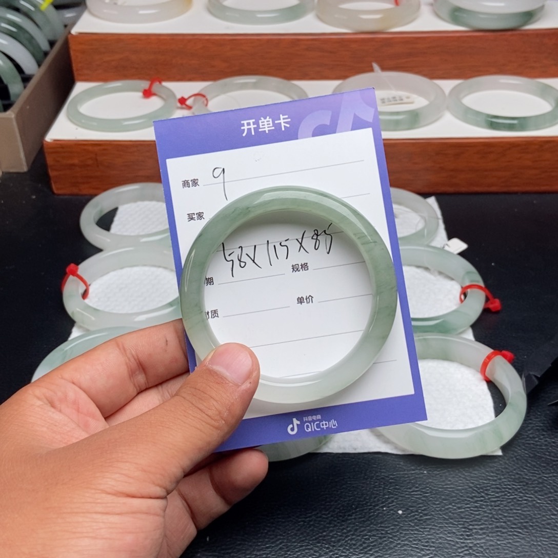 石英质玉手镯未镶嵌9