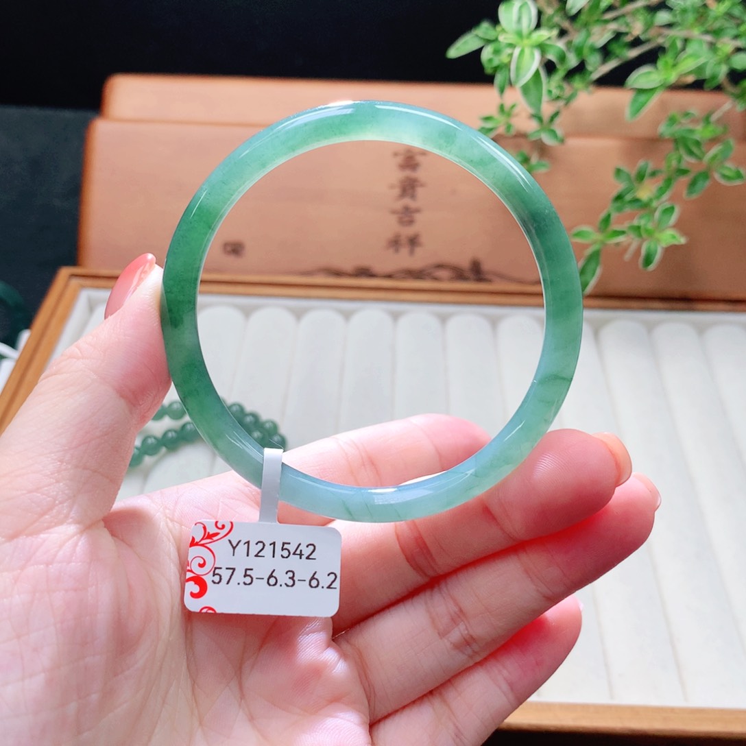 未镶嵌手镯（圆镯）翡翠