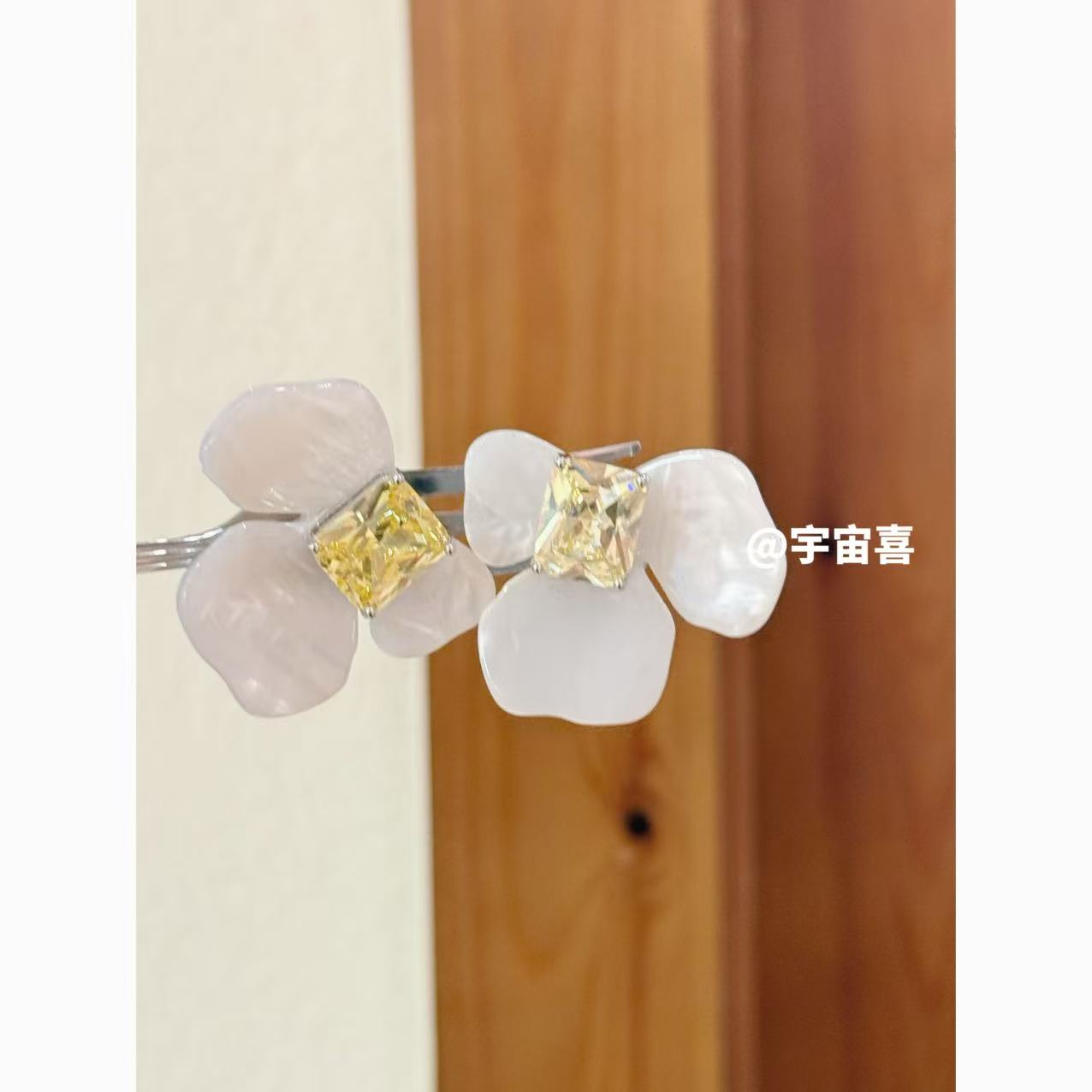 铜合金锆石耳饰 U2-028【醋酸黄锆方糖前后三页花耳钉】