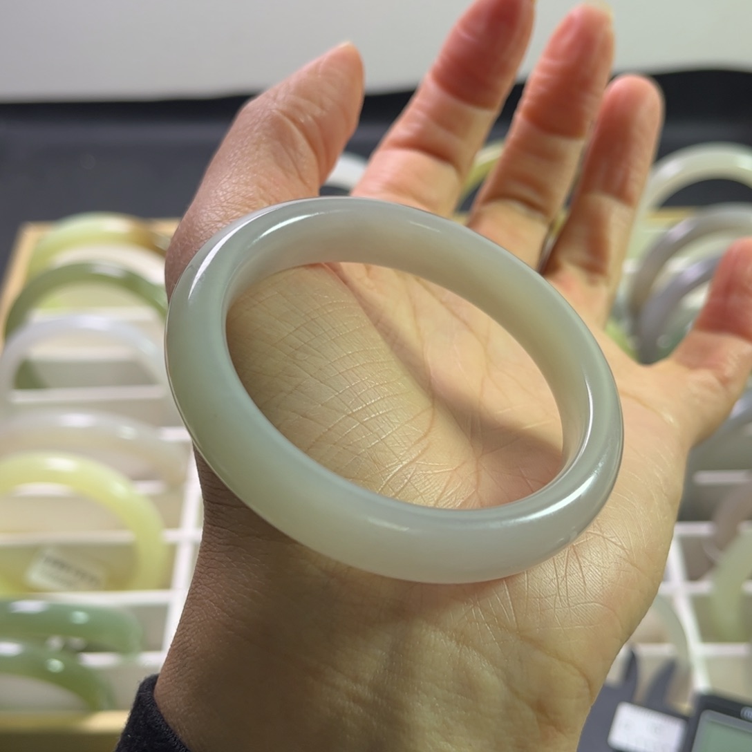 和田玉手镯53圈口未镶嵌