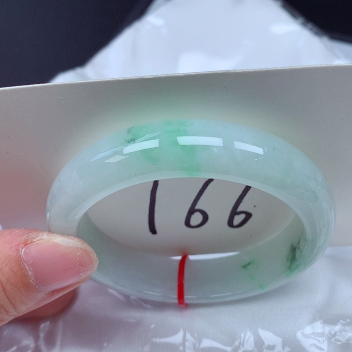 翡翠手镯未镶嵌翡翠