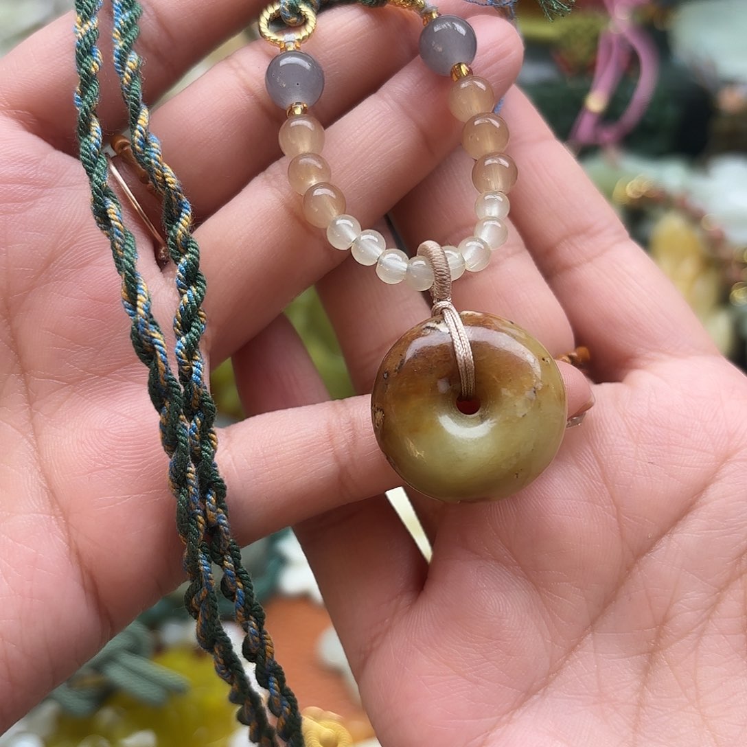 蛇纹石玉未镶嵌颈饰