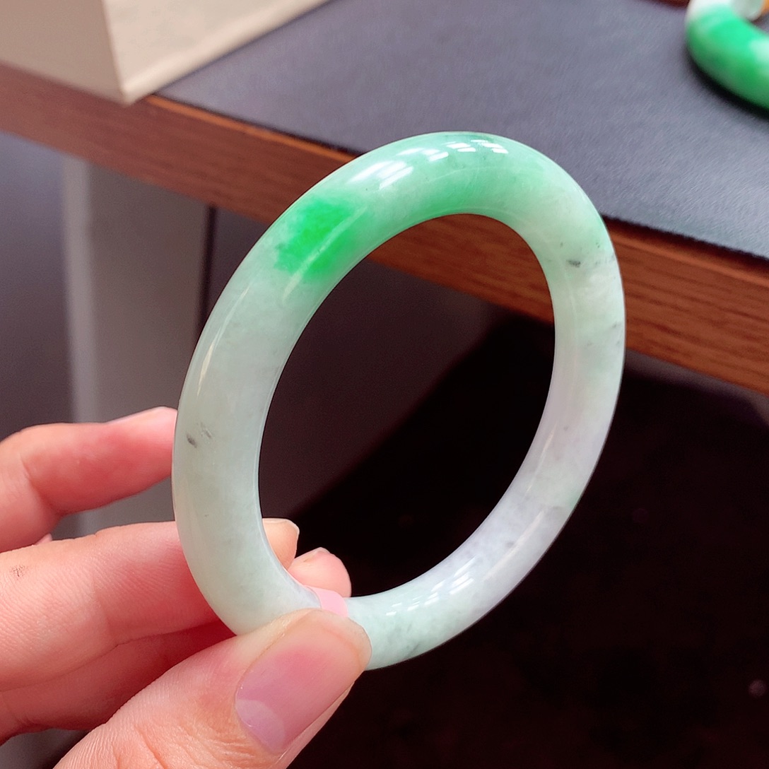 翡翠手镯未镶嵌满****茶缅甸翡翠