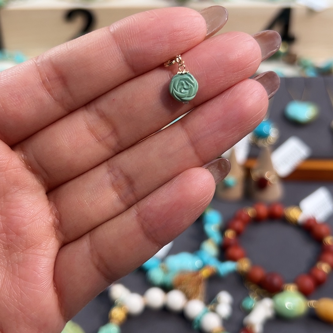 绿松石18K金镶嵌山茶花滴溜