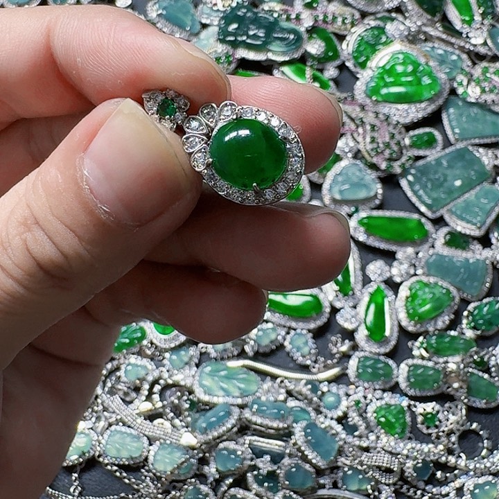 翡翠颈饰未镶嵌天然A货翡翠放漏