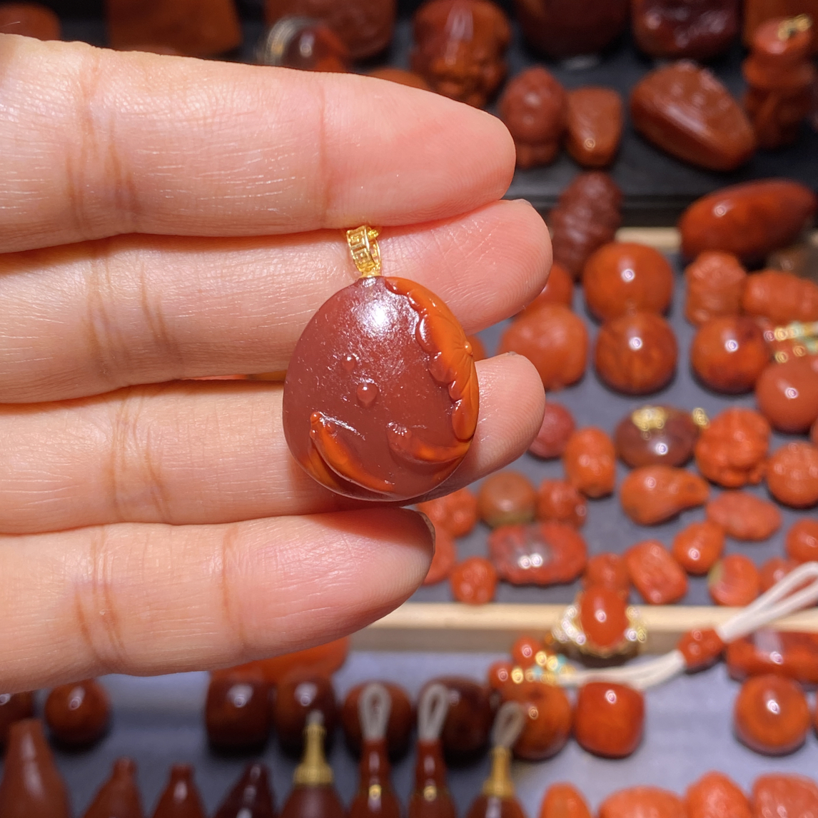 瓦西料南红年年有余吊坠俏色巧雕玉质细腻18K高22.4宽19.8mm