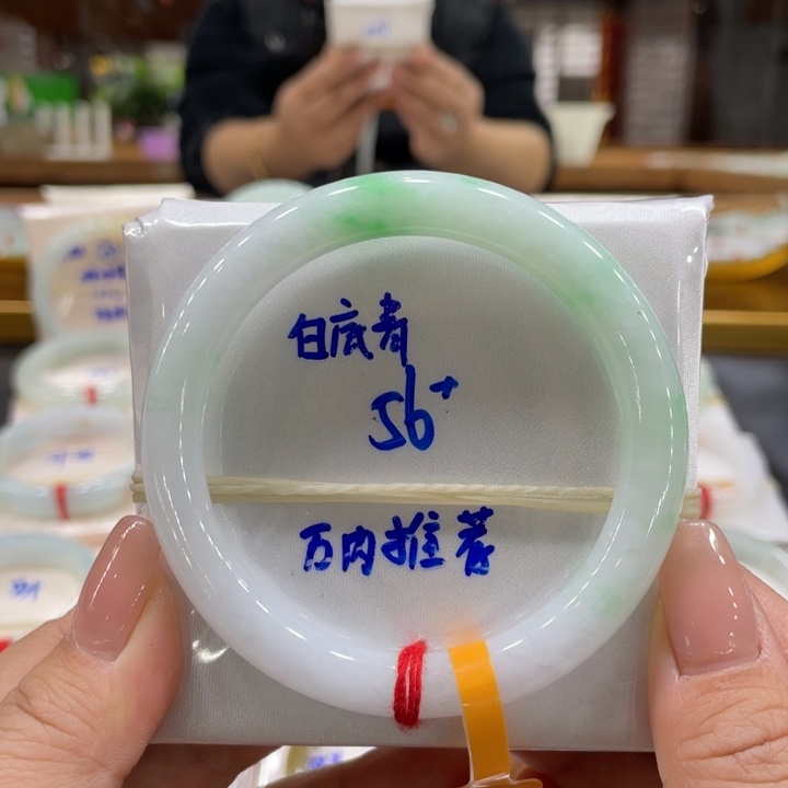 翡翠手镯未镶嵌翡翠