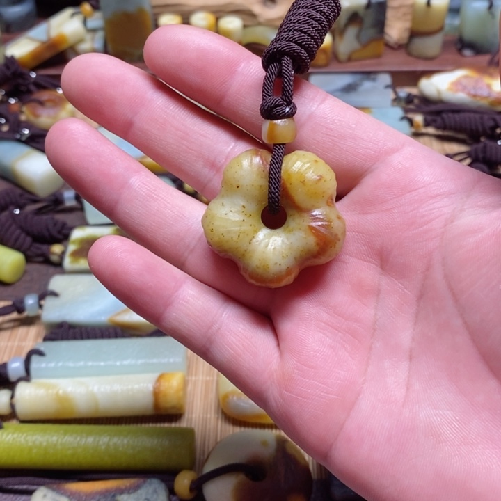 蛇纹石玉挂件未镶嵌