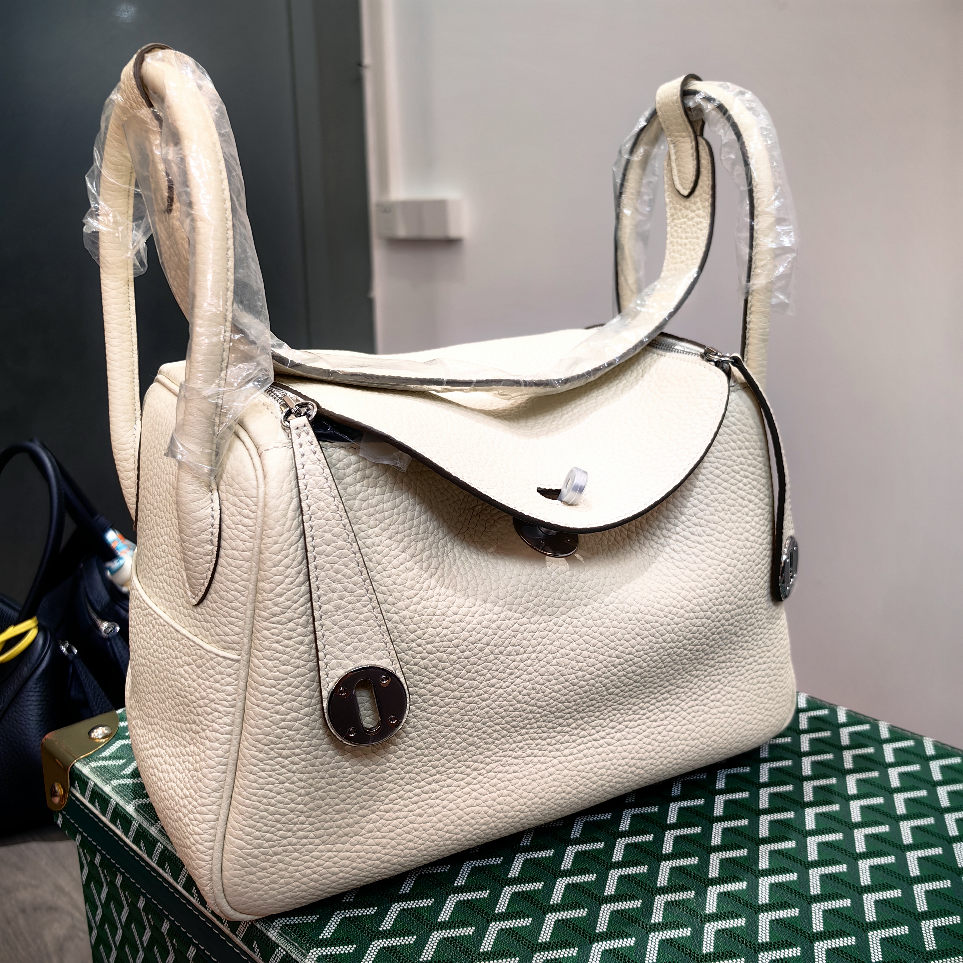 26琳迪奶昔白银扣带装修真皮手提包