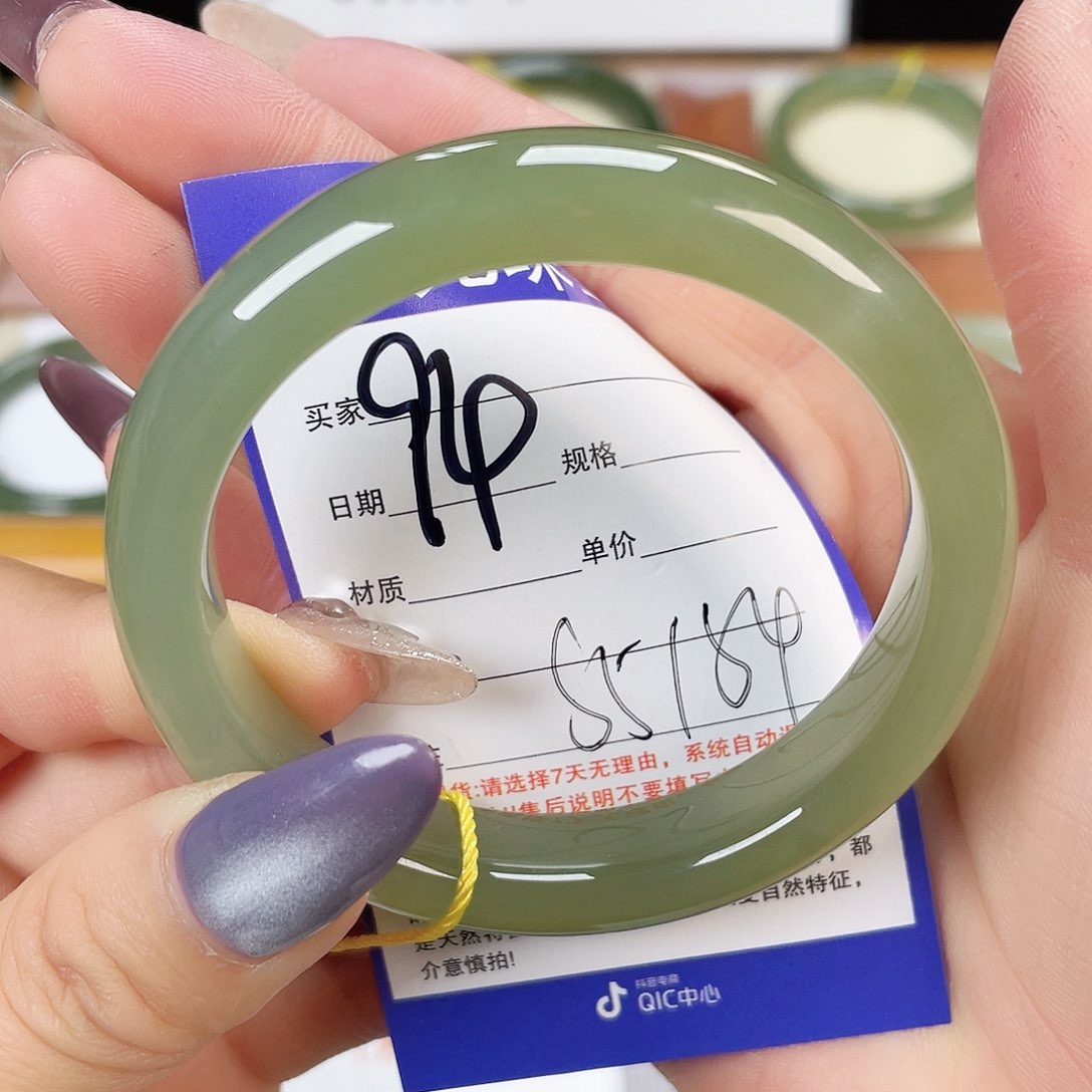 和田玉手镯未镶嵌