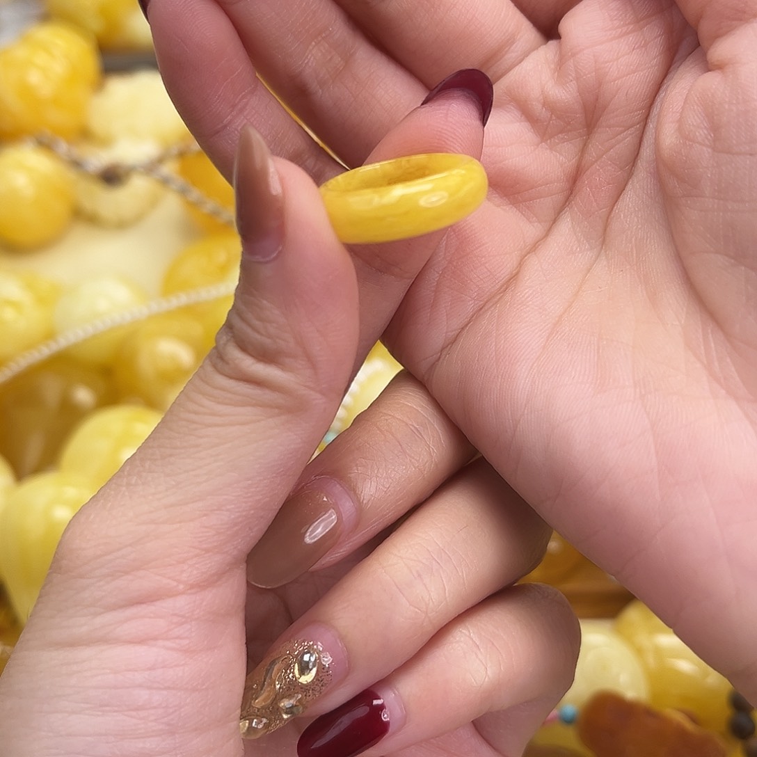 裸石琥珀未镶嵌孙**拿15.3mm戒圈