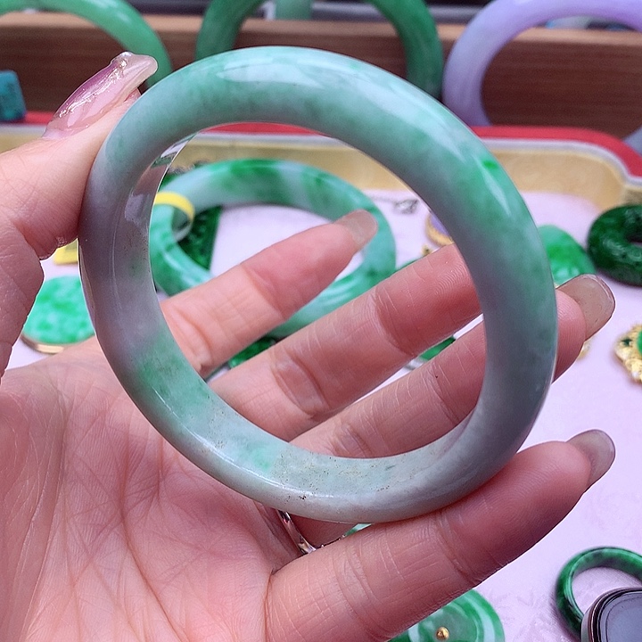 翡翠手镯未镶嵌翡翠