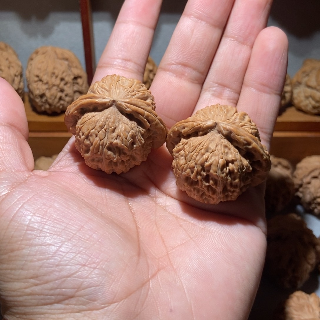 文玩核桃吊坠白狮子