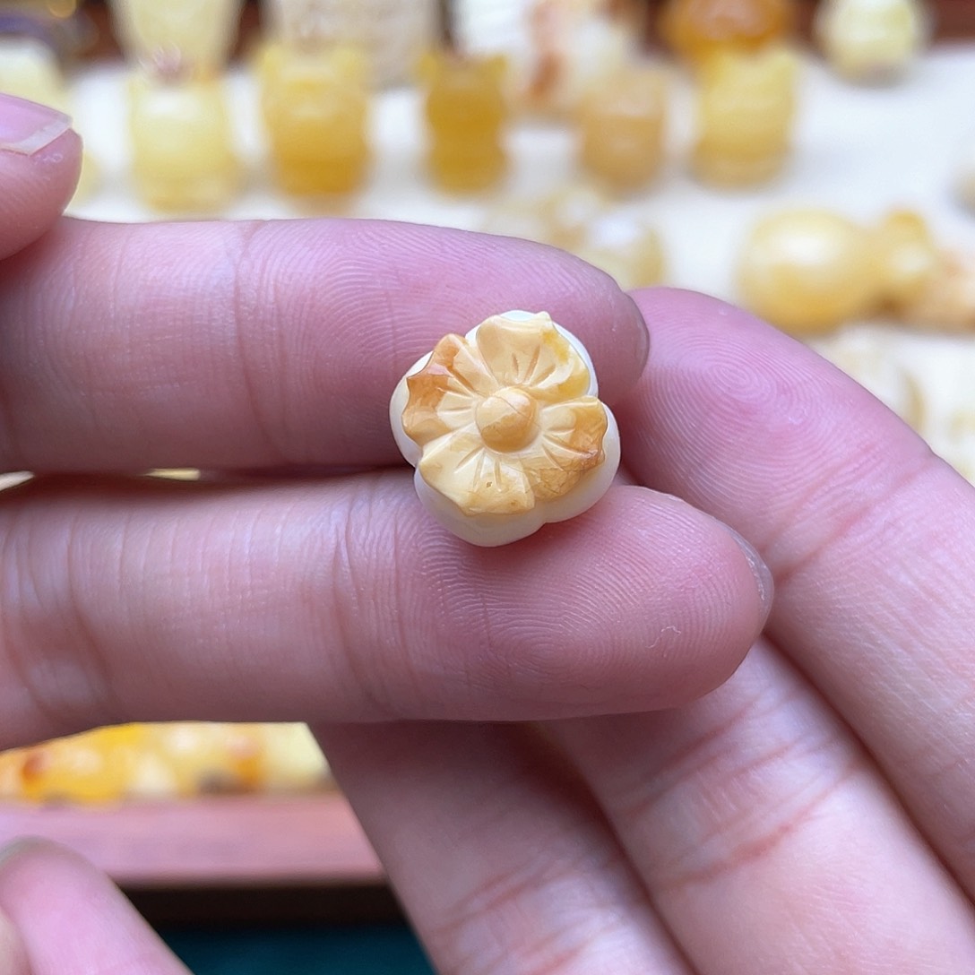 琥珀裸石未镶嵌蜜蜡