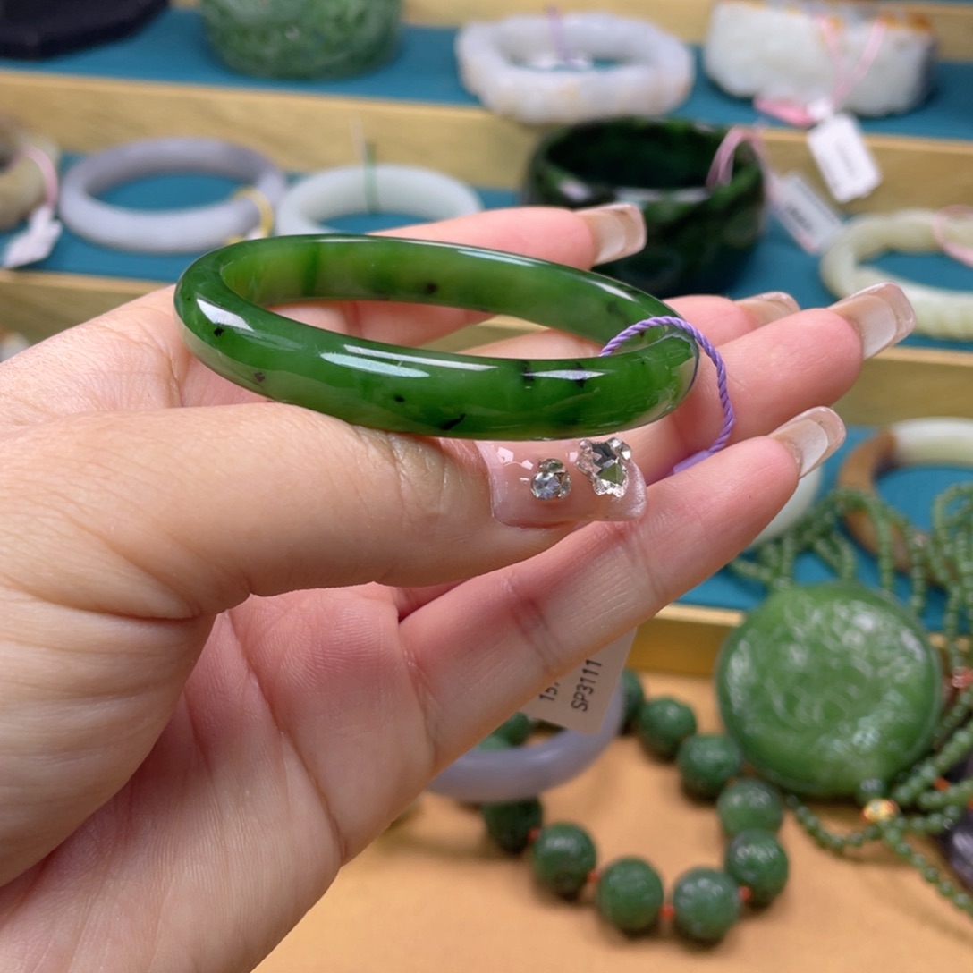 和田玉手镯54圈口。编号25未镶嵌