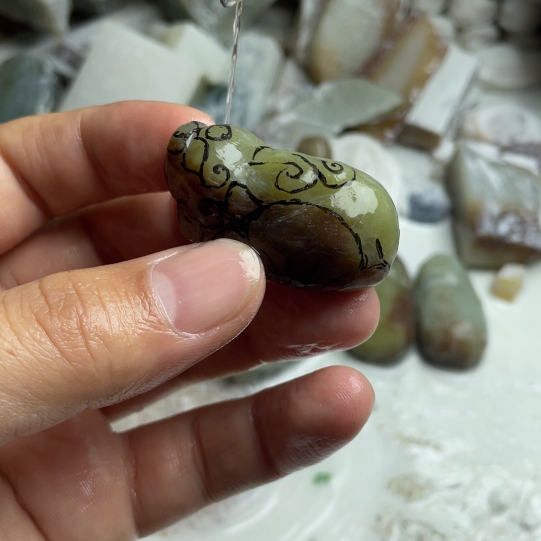 新疆和田玉黄口料带糖色巧雕貔貅