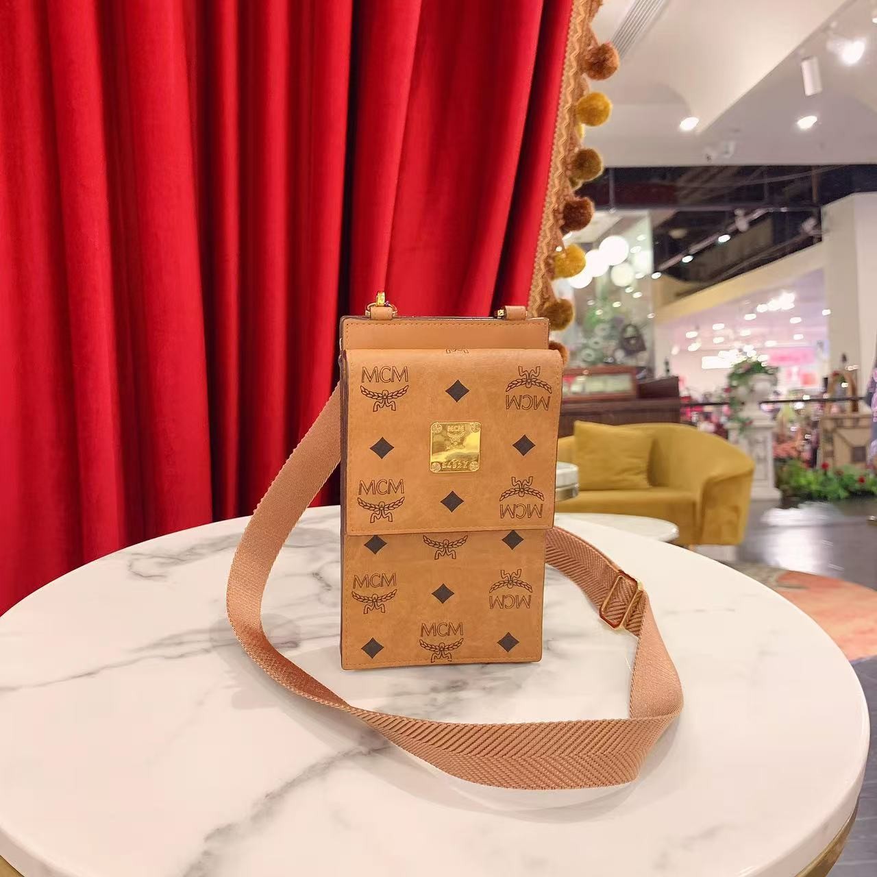 95新 MCM GGS萌萌丨MCM手机包老花金扣/58229902
