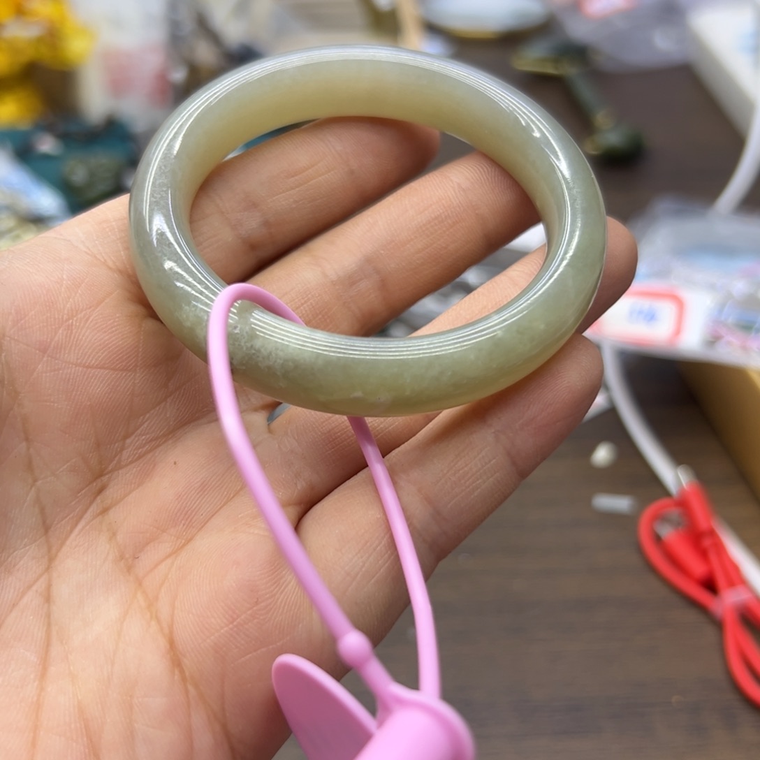 和田玉未镶嵌手镯52.4圈围64瑕