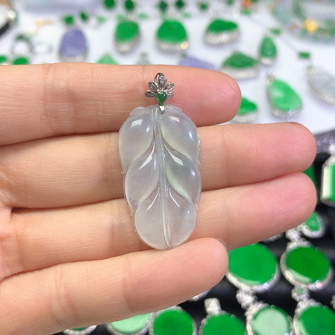 颈饰18K金镶嵌翡翠吊坠