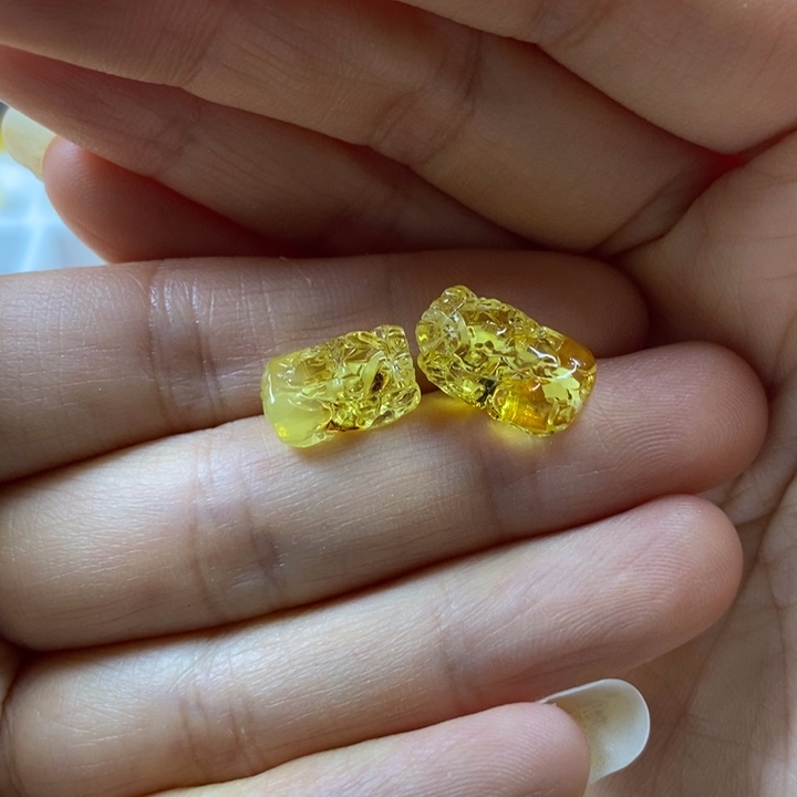 未镶嵌蜜蜡裸石微瑕貔貅，