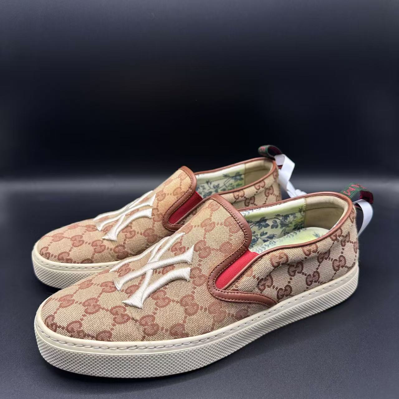 95新 GUCCI/古驰 男士棕色印花舒适休闲平底一脚蹬 43.5码lb244