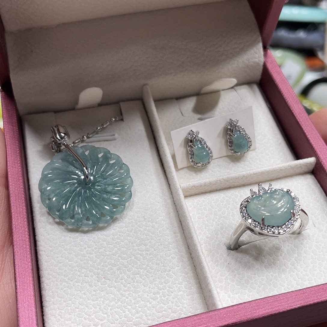 翡翠颈饰未镶嵌翡翠一套