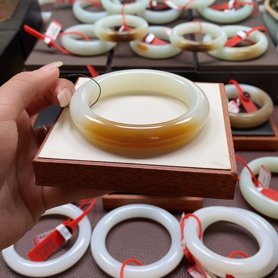 和田玉手镯未镶嵌密***妞