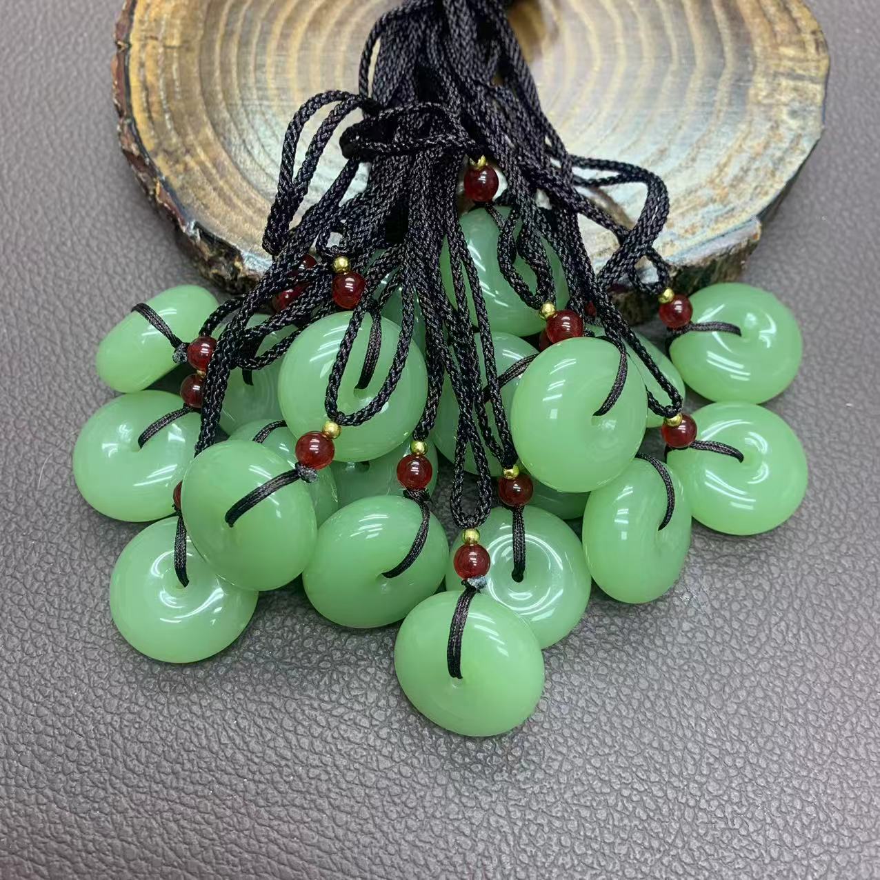 和田精美湖水绿小平安扣吊坠-精工打磨拍一单其中发一个