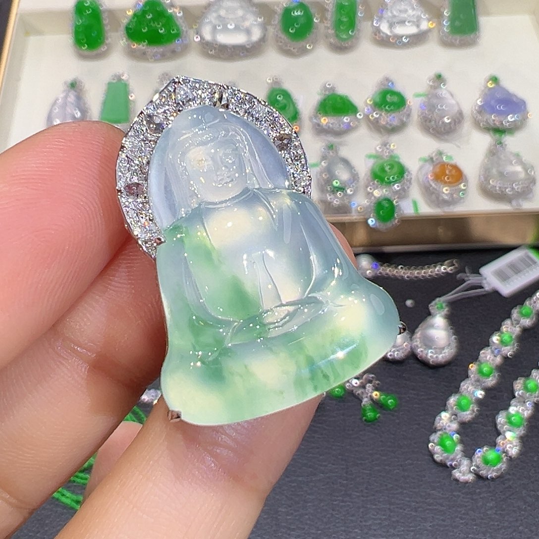 翡翠18K金镶嵌颈饰