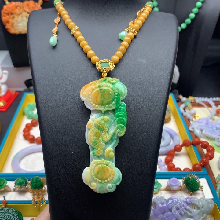 翡翠颈饰未镶嵌翡翠黄绿如意