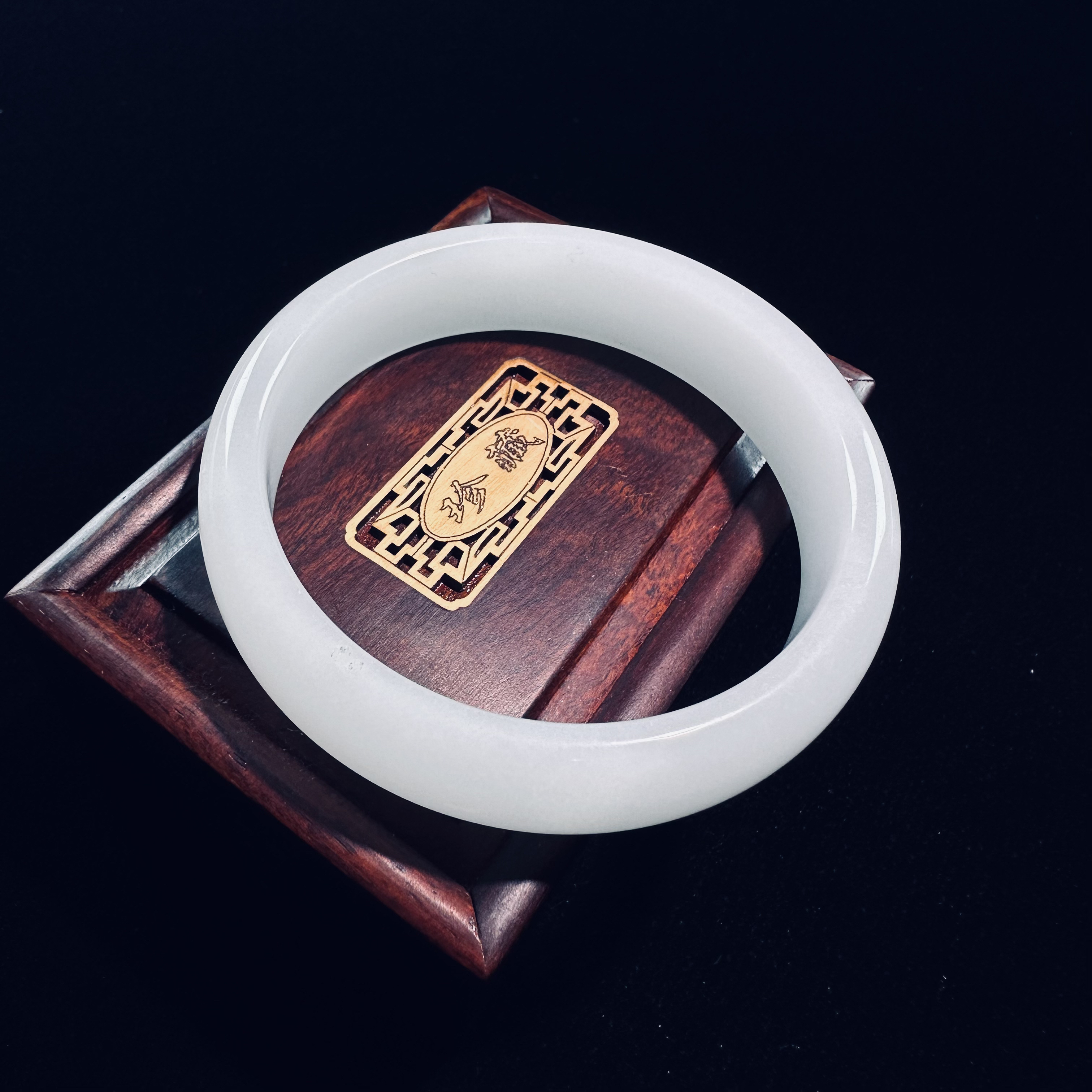 金丝玉颜色多样适合传承佩戴