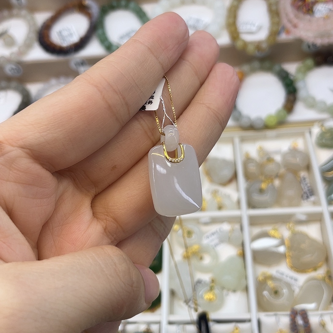 和田玉18K金镶嵌吊坠(赠链)