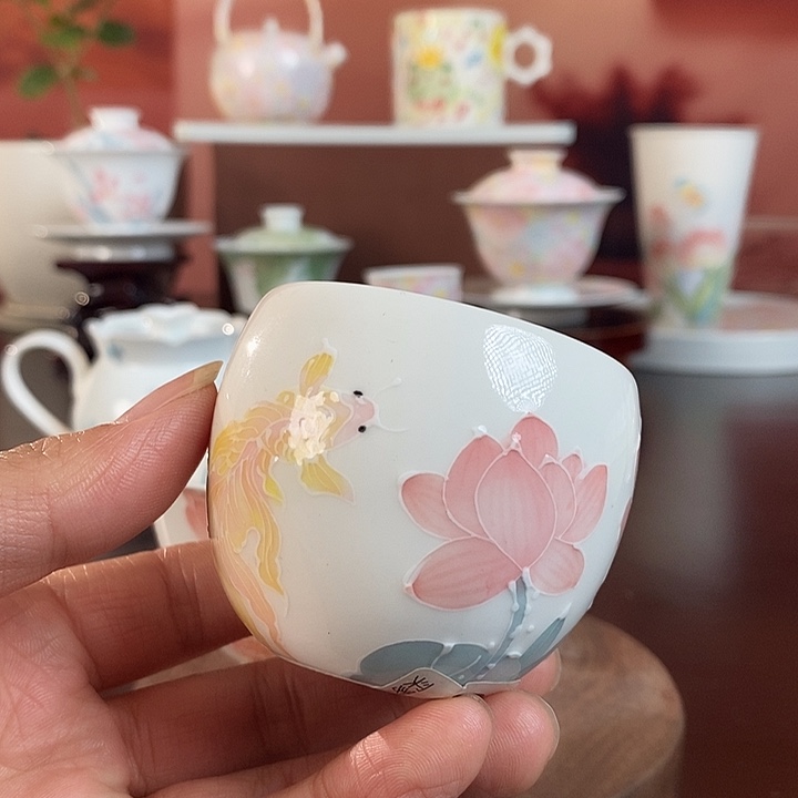 锦鲤荷韵釉下品茗杯