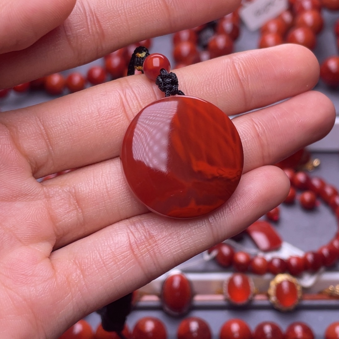 乐****南红玛瑙未镶嵌其他天然原矿）瓦西柿子锦圆牌吊坠