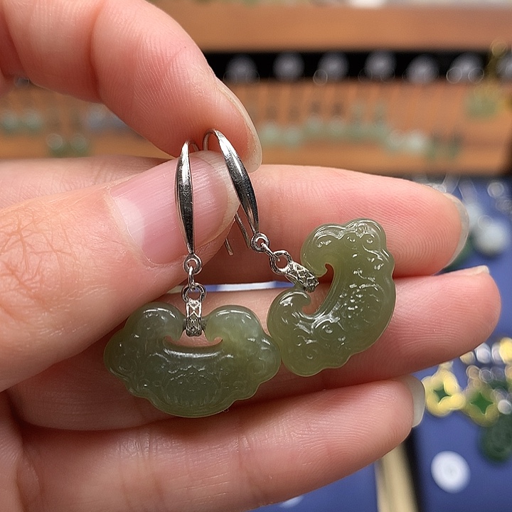 和田玉银S925镶嵌耳饰如意锁晴水绿20左右