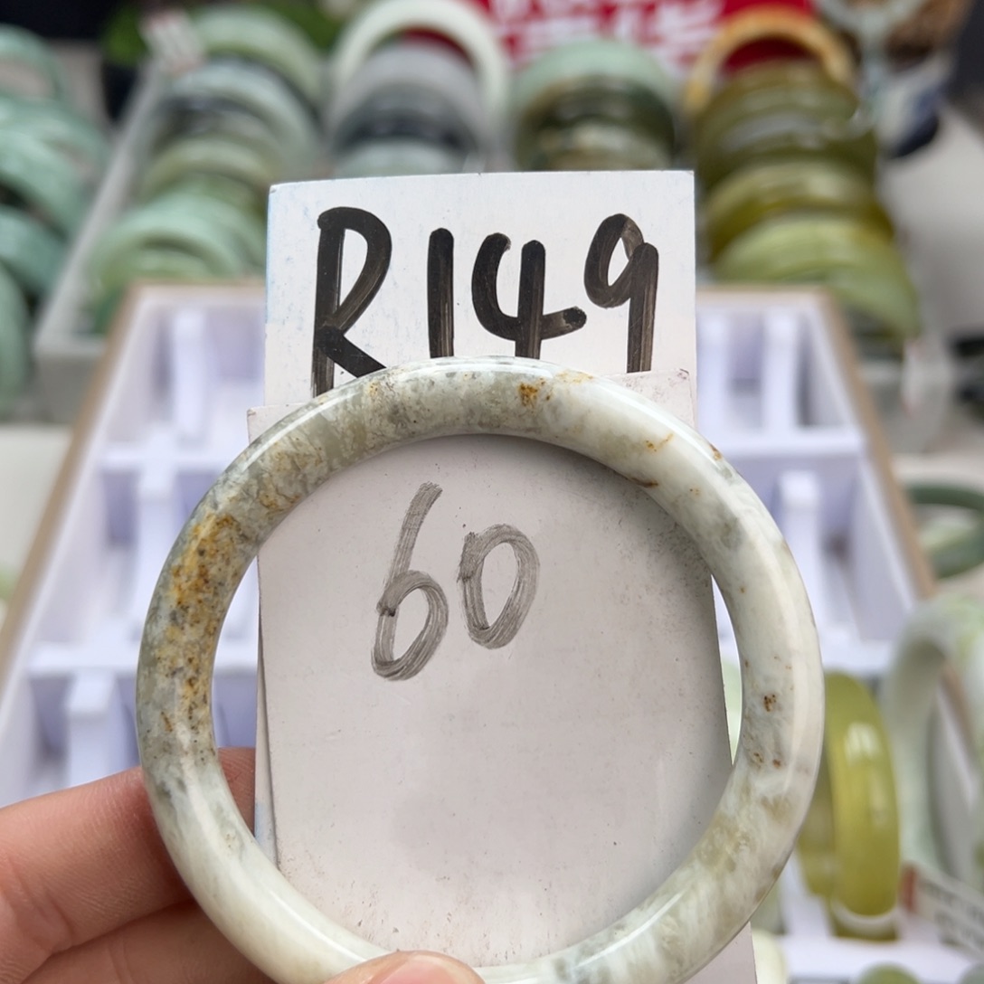 岫玉手镯未镶嵌天然岫玉微瑕，可以正常佩戴