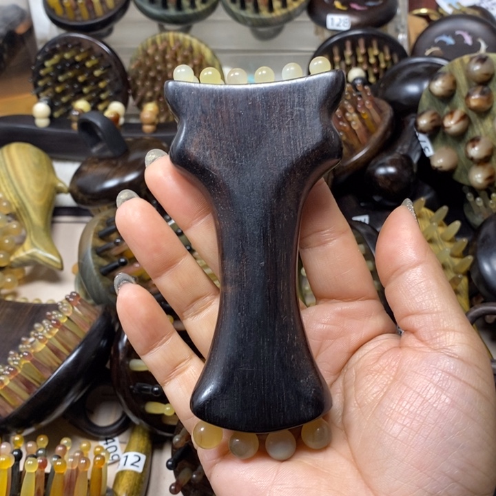 紫光檀羊尊按摩梳一个