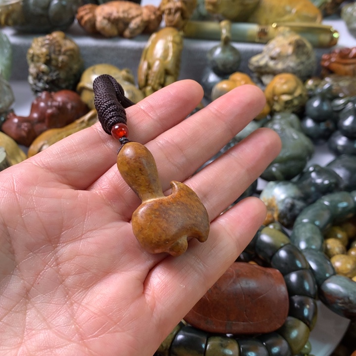 未镶嵌岫岩河磨玉（透闪石质玉）把件