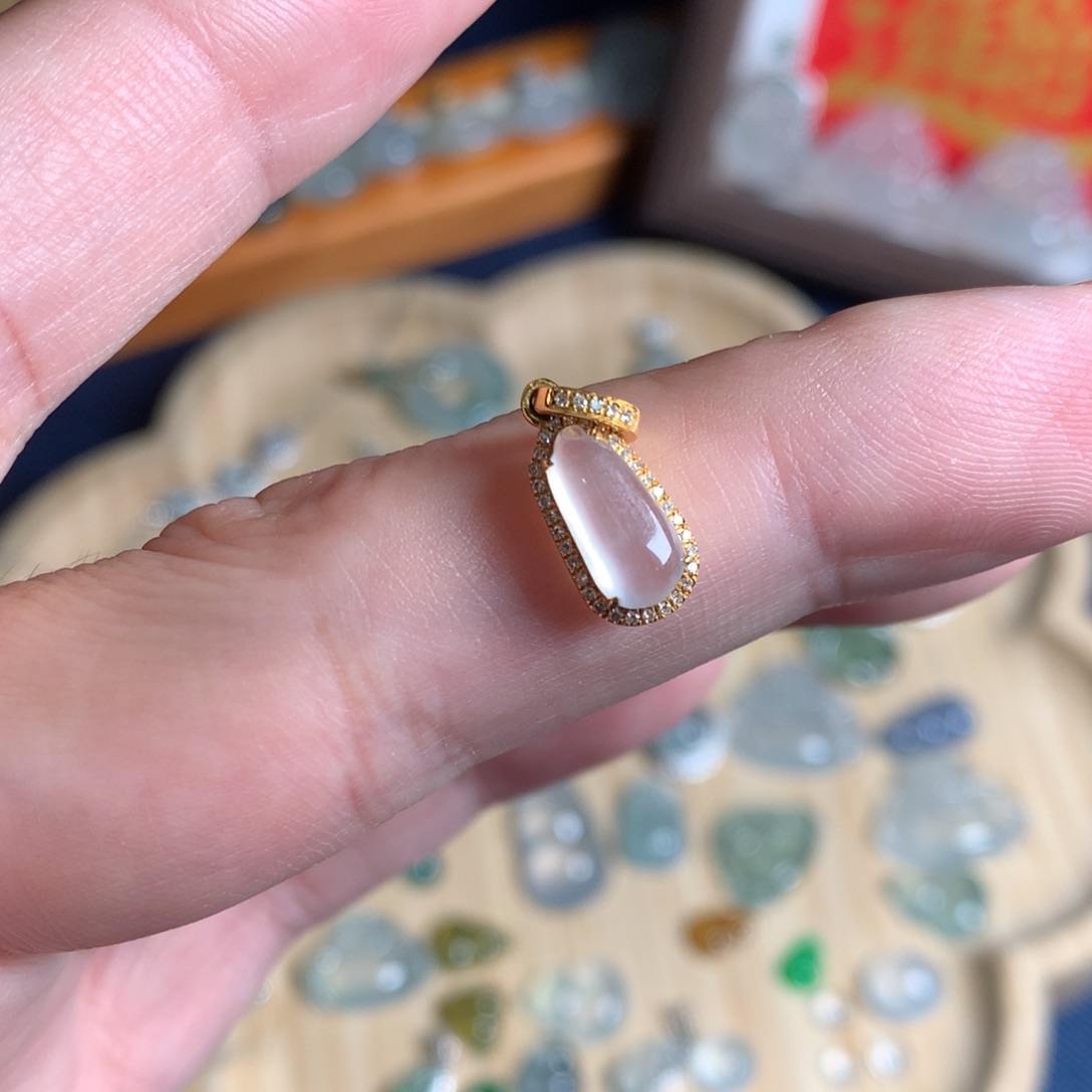 翡翠18K金镶嵌颈饰水滴