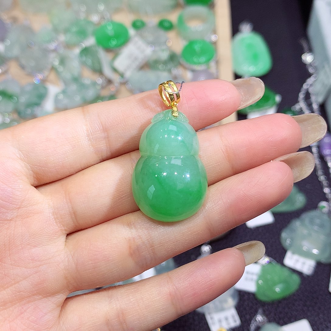 翡翠18K金镶嵌颈饰葫芦