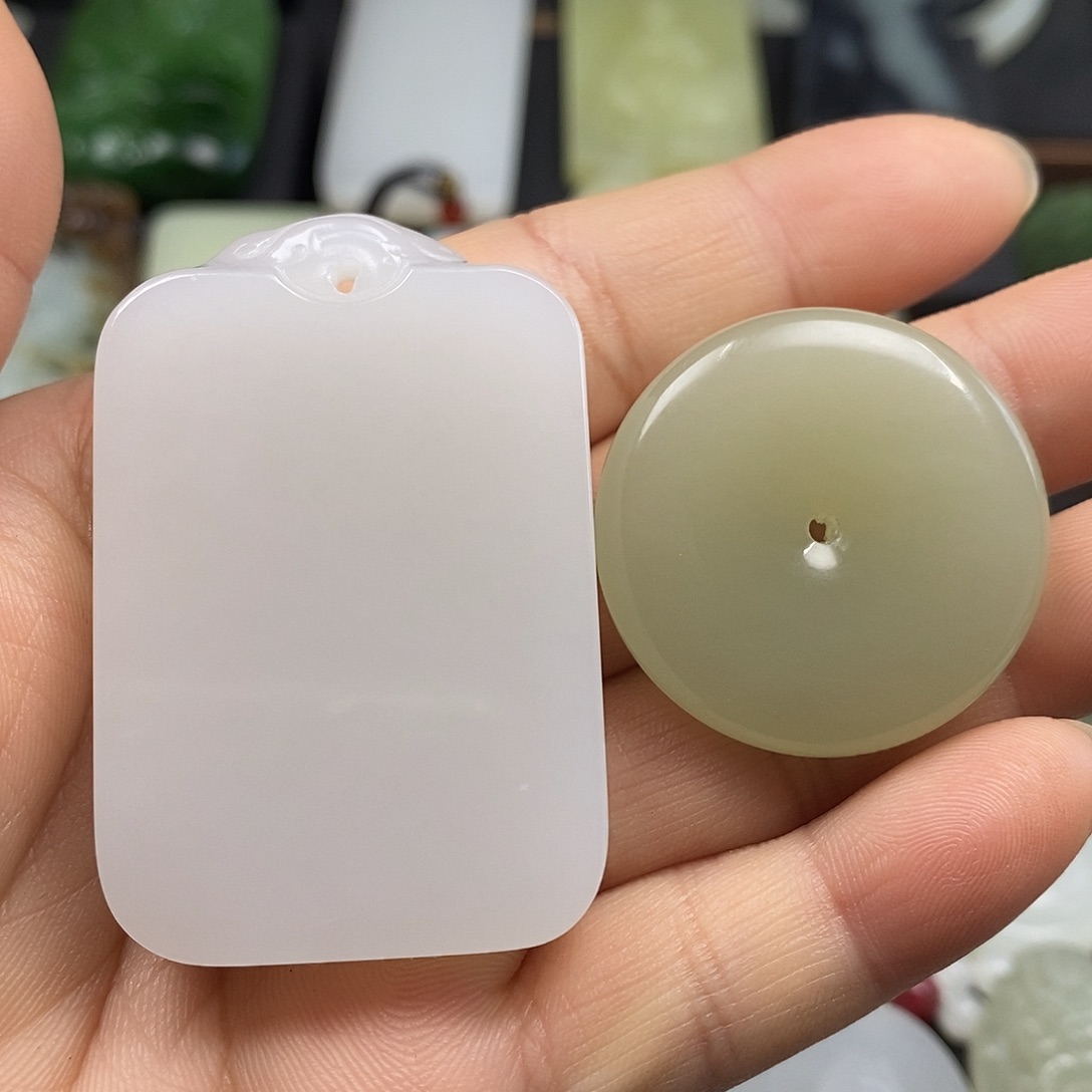 小***号和田玉未镶嵌颈饰