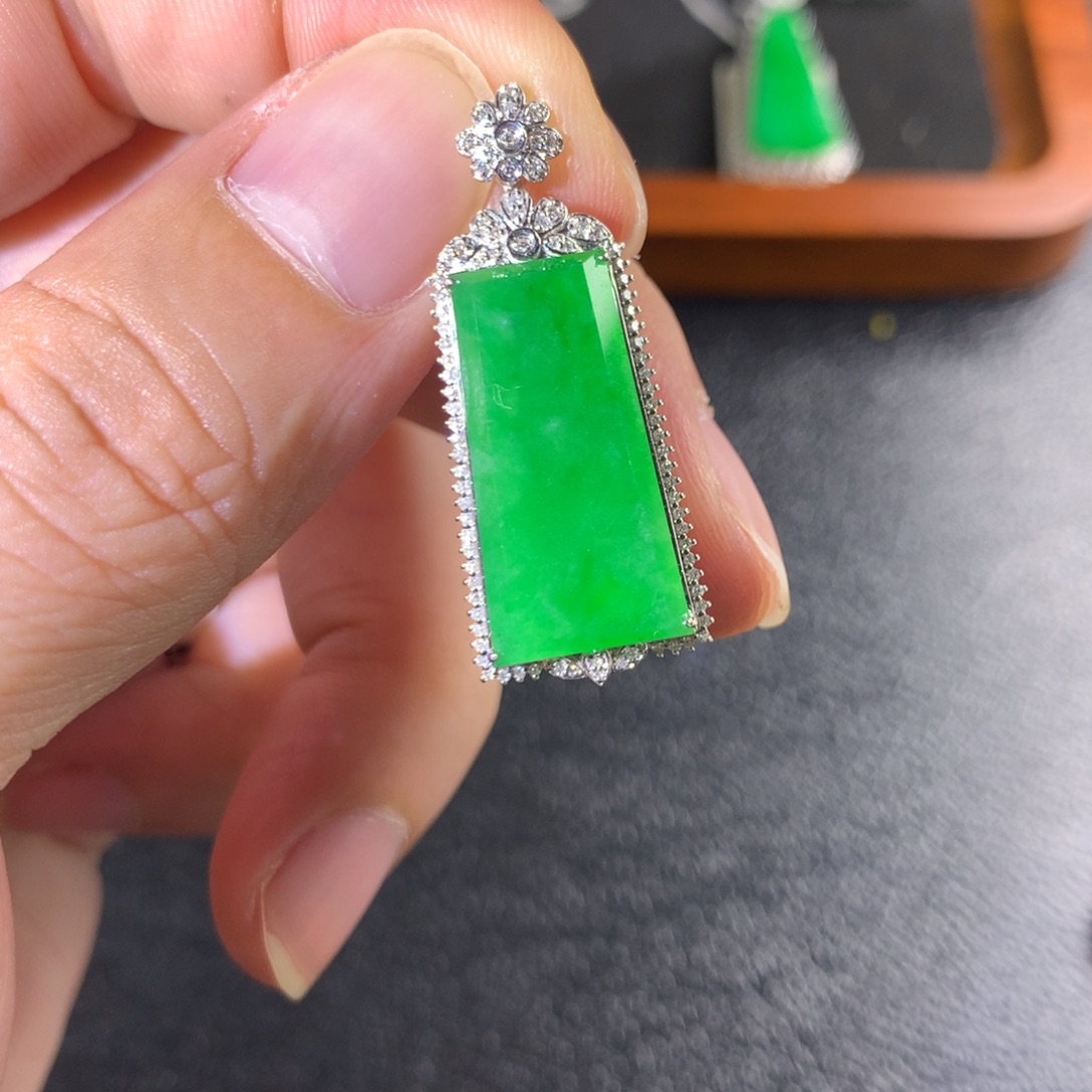 翡翠18K金镶嵌颈饰翡翠