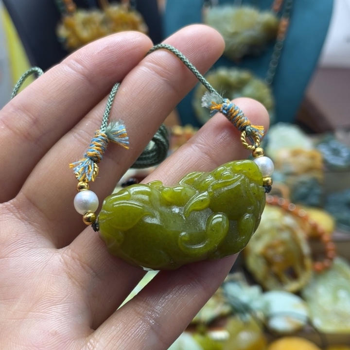 蛇纹石玉未镶嵌颈饰