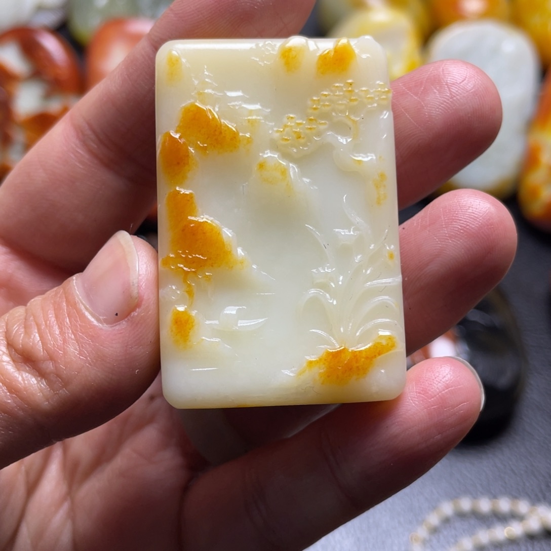 阳***丽和田玉未镶嵌颈饰