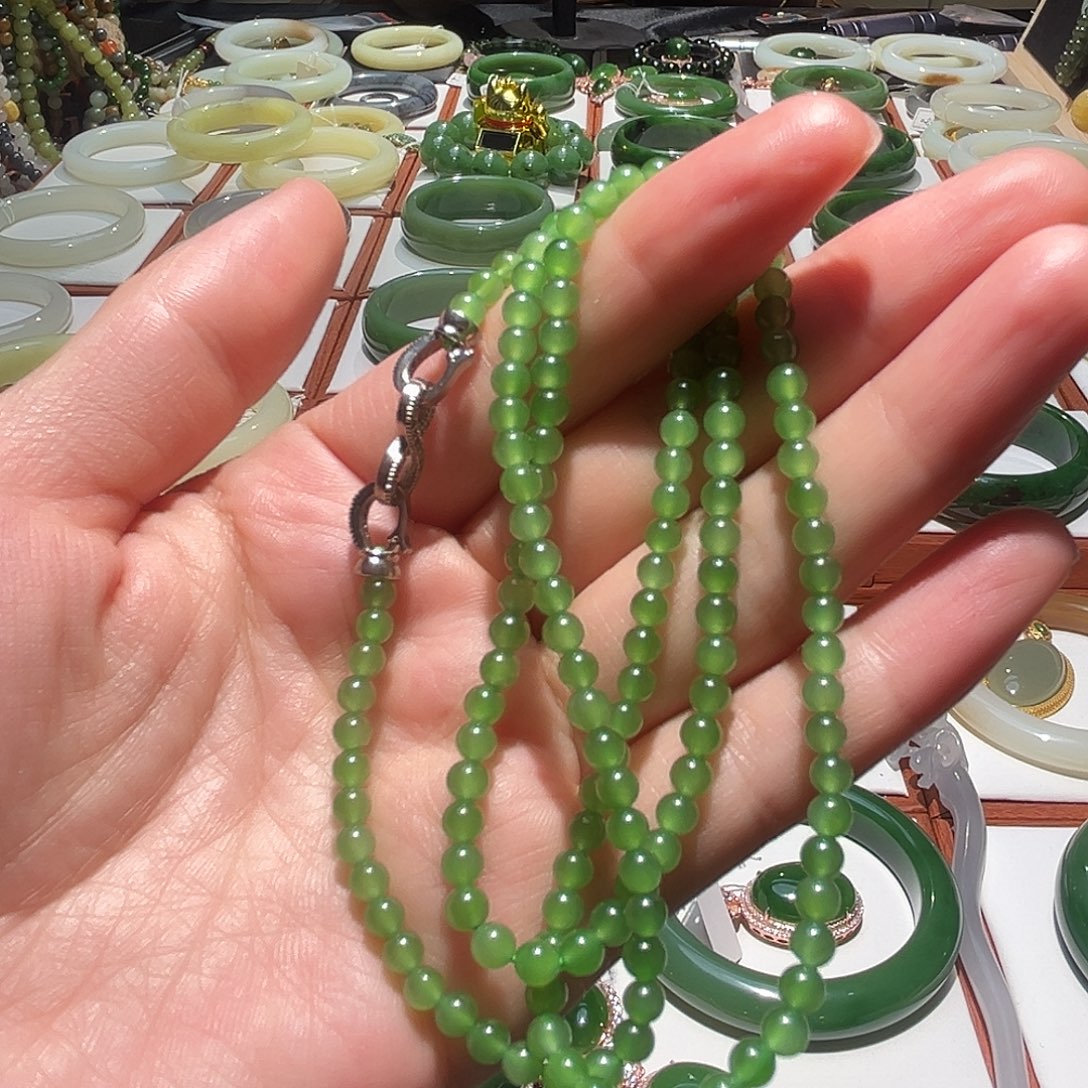 邱***姐和田玉未镶嵌颈饰