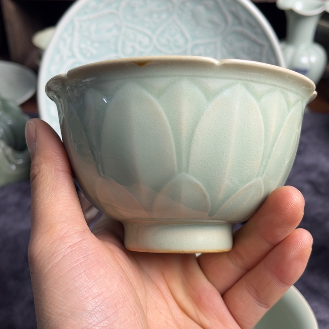 瓷天青色仰莲纹小碗