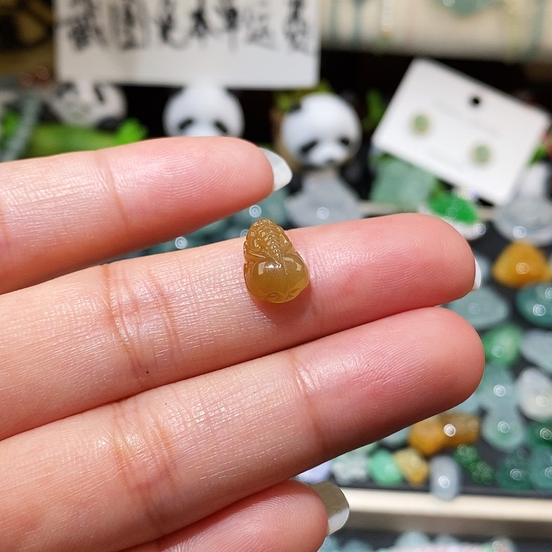 翡翠未镶嵌颈饰黄貔貅